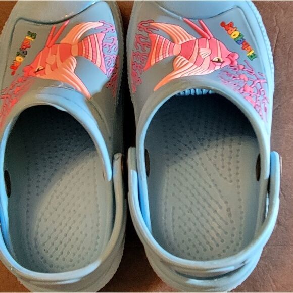 KIDS BLUE CROCS WITH PINK 🐟 🐠 - Picture 3 of 16
